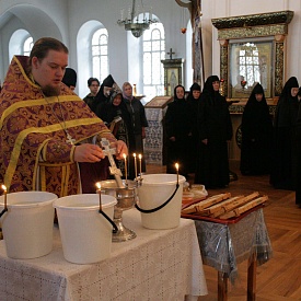 Праздник Изнесения Честнаго Креста и освящение меда