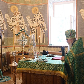 Митрополит Феогност совершил Божественную литургию в Троицком храме