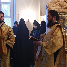 Митрополит Феогност совершил Божественную литургию в нашем монастыре